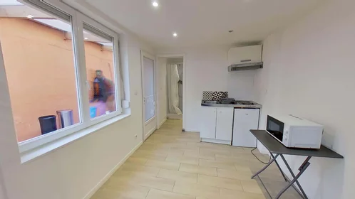 Dairenin tamamı konumu 74 Rue Labedoyere, 76600 Le Havre, France, 2 10 görüntüsü