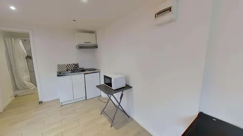 Dairenin tamamı konumu 74 Rue Labedoyere, 76600 Le Havre, France, 6 10 görüntüsü