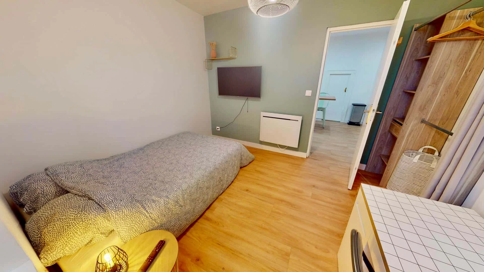 Quarto acessível para estudantes com iluminação ampla em 