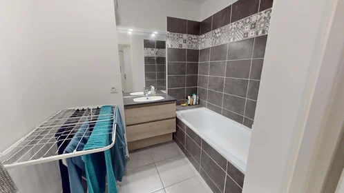 Private room at 42 Av. du Chut, 33700 Mérignac, France, image 5 of 9