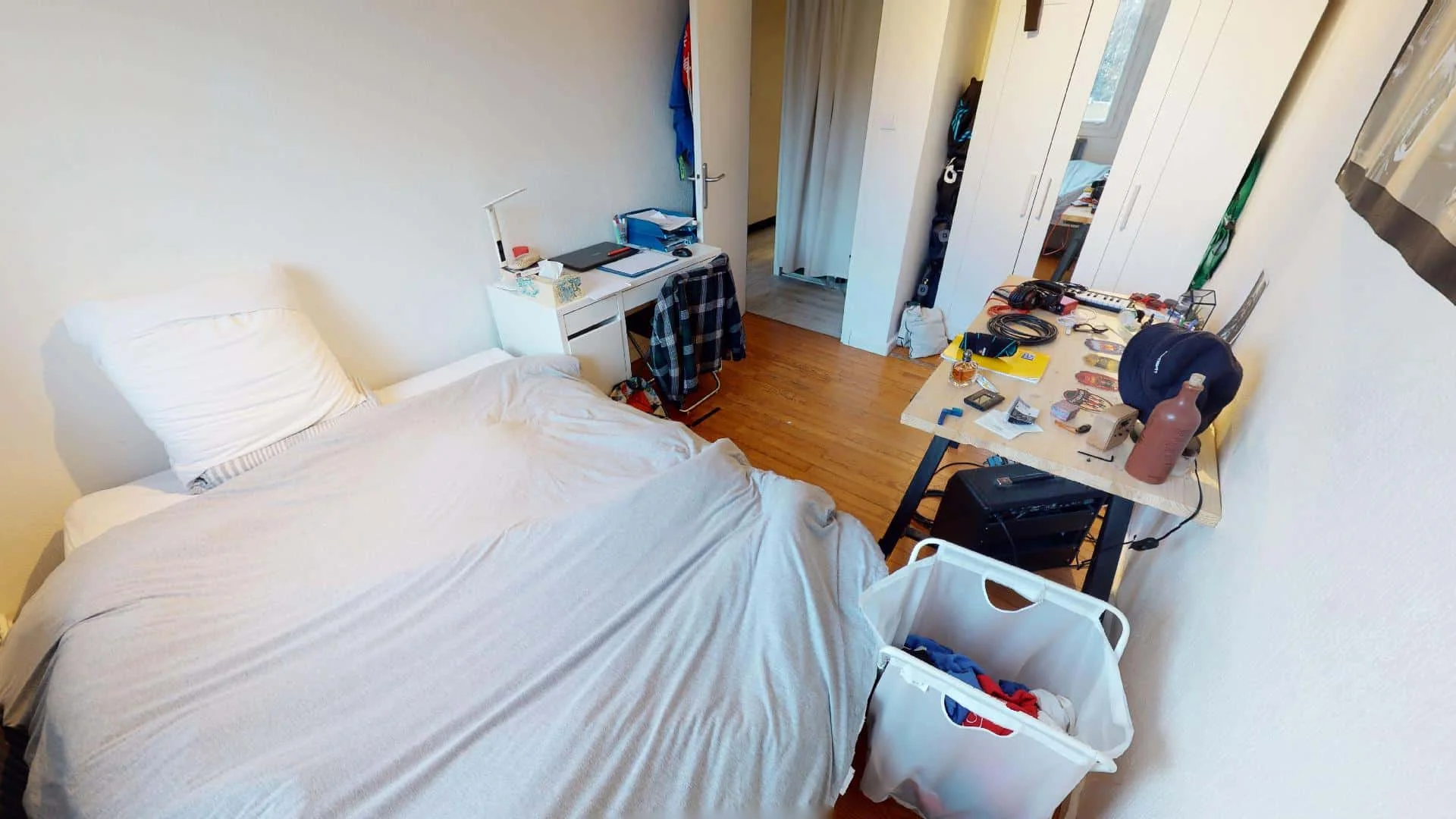 Bezahlbares Zimmer für Studenten mit ausreichender Beleuchtung in