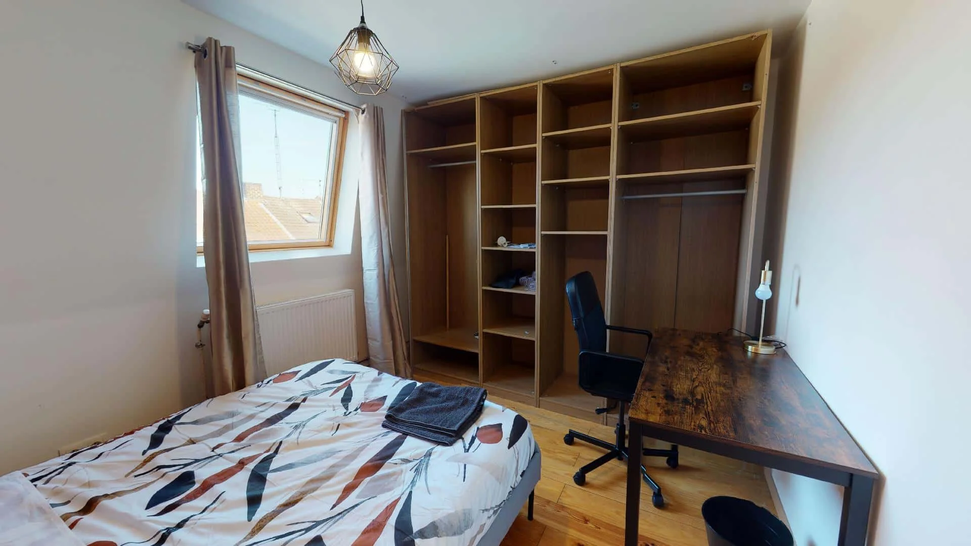 Habitación estudiantil luminosa y aireada con fácil acceso a la universidad en 