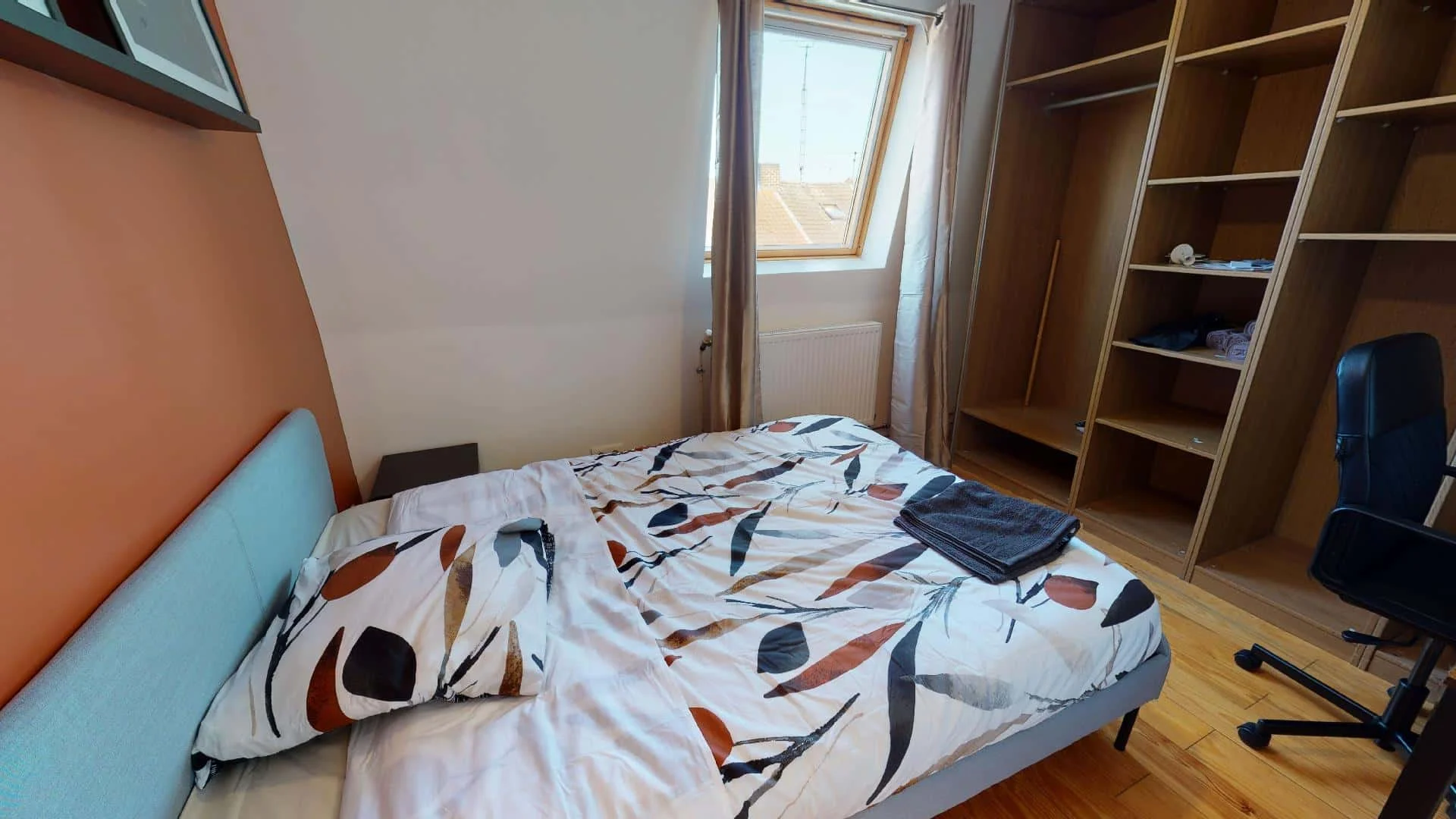 Habitación estudiantil funcional perfecta para estudiar en 