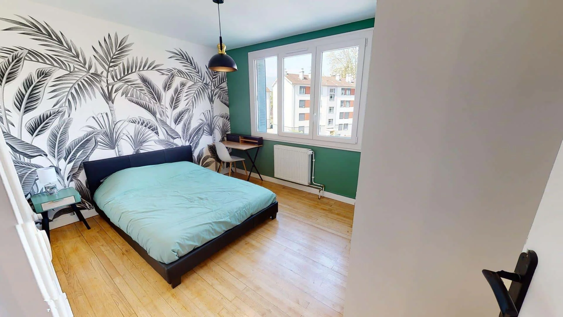 Studentenzimmer in mit Arbeitsbereich und Gemeinschaftseinrichtungen