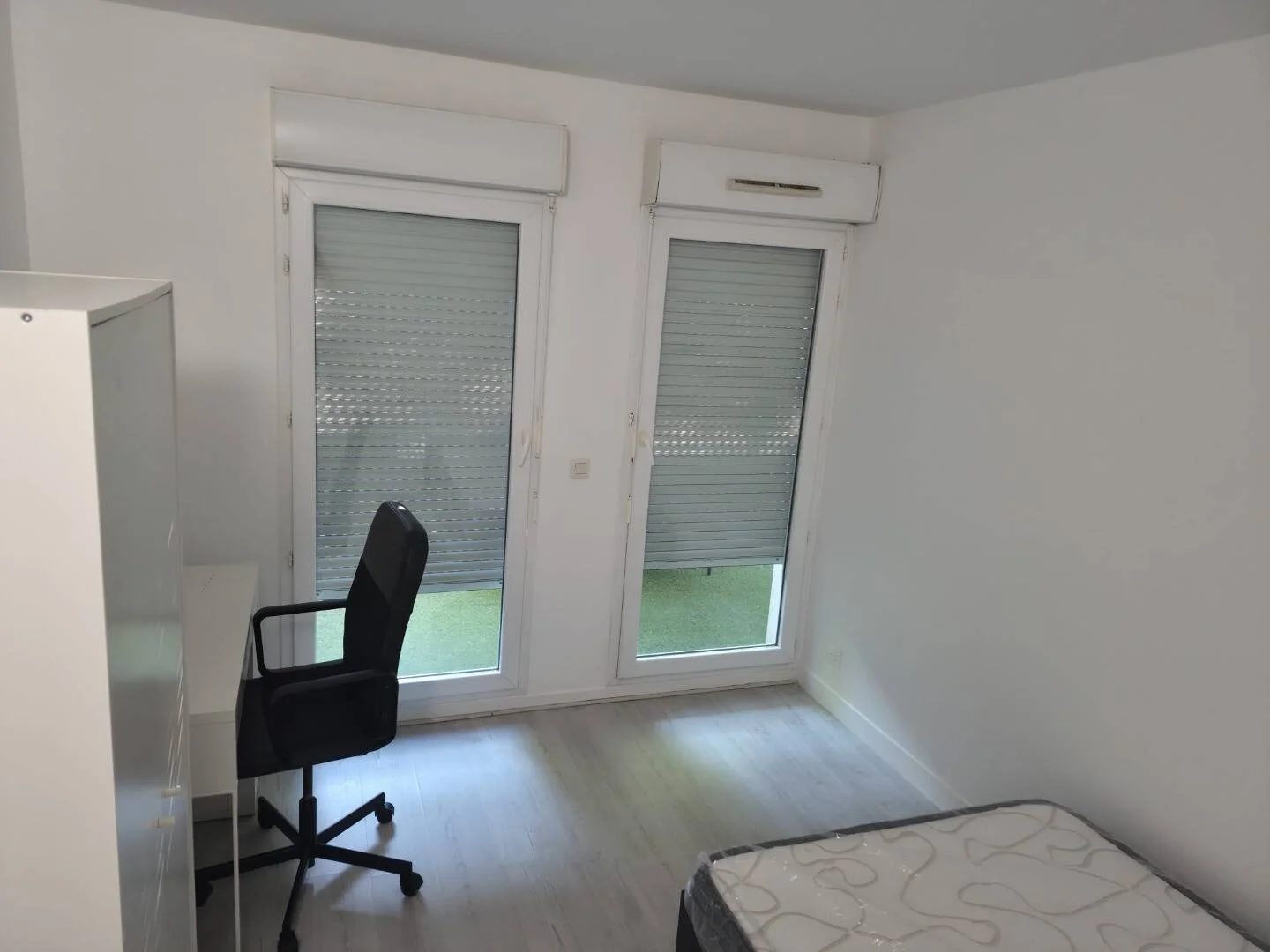 Studentenzimmer in  mit Arbeitsbereich und Gemeinschaftseinrichtungen