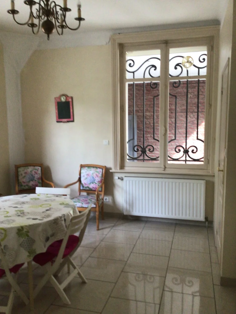 Habitación acogedora para estudiantes disponible en 