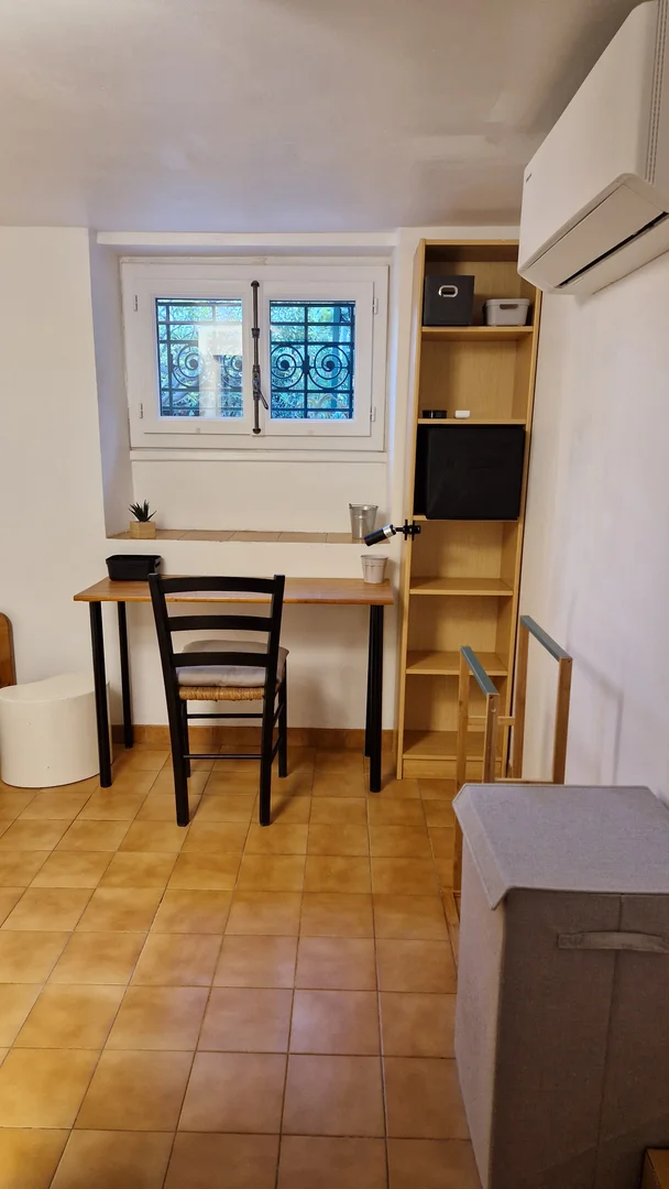Studentenzimmer in mit Arbeitsbereich und Gemeinschaftseinrichtungen