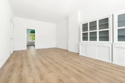 Entire apartment at Hoofdweg, image 3 of 10