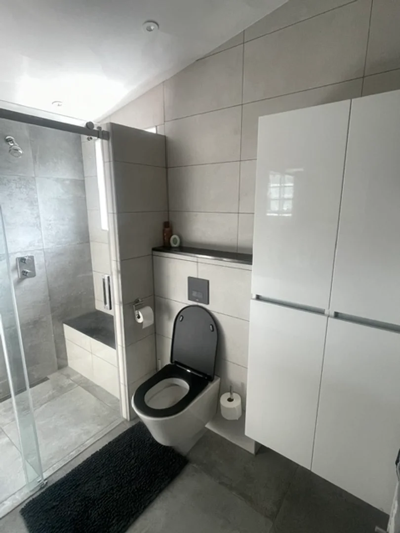 Habitación estudiantil luminosa y aireada con fácil acceso a la universidad en 