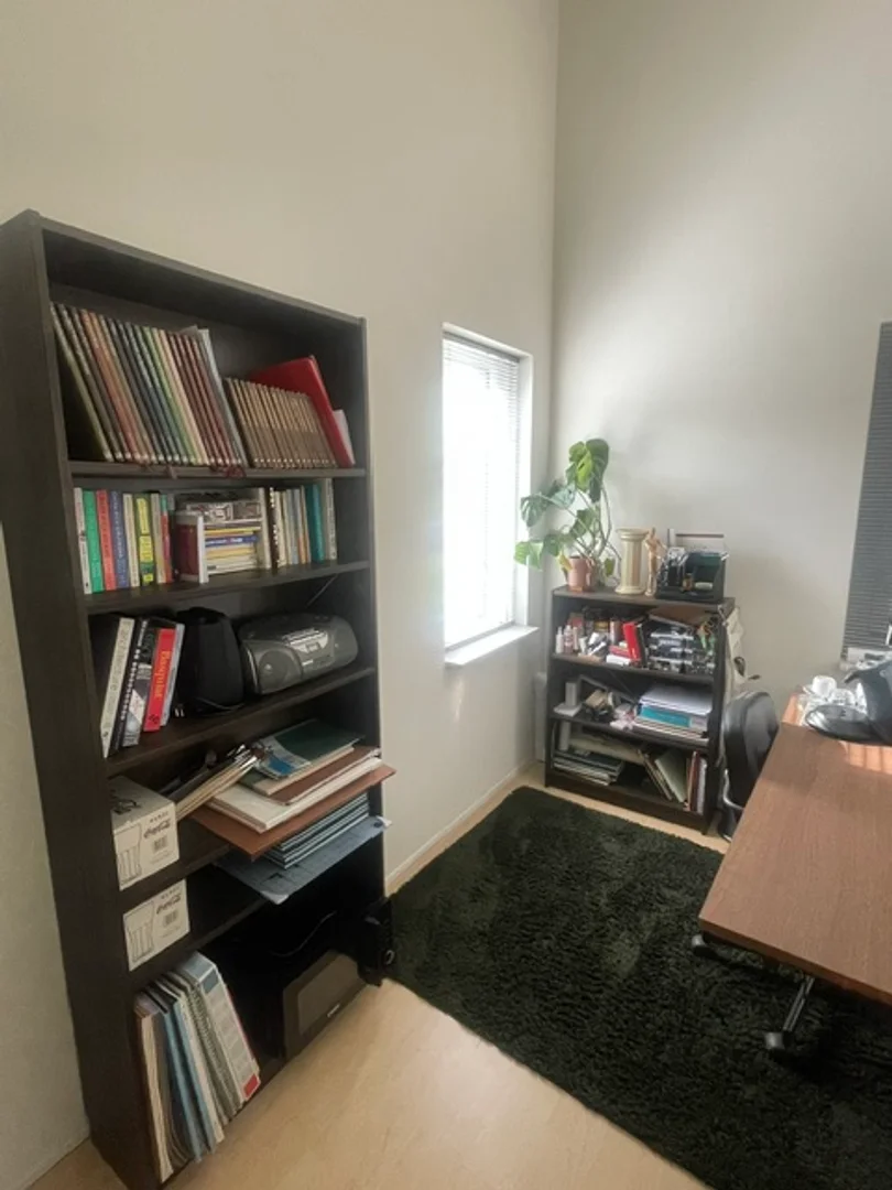Habitación estudiantil amplia y cómoda en 