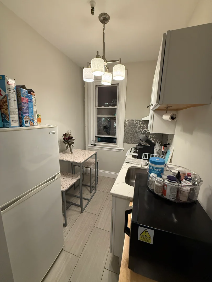 Chic studio apartment near campus in 