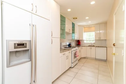 Appartamento intero in residence in 26, Lake Shore Ct., Unit 1, Brighton, Boston, MA, 02135, immagine 2 di 15