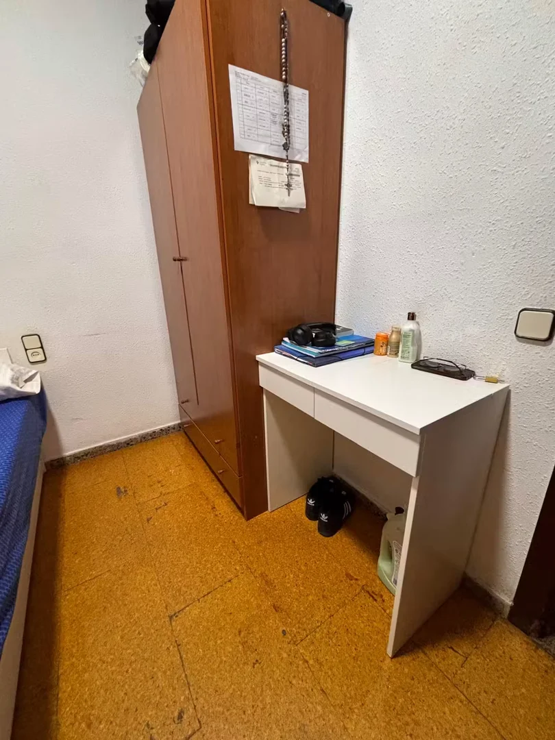 Quarto para alugar em apartamento de estudantes em , totalmente mobilado