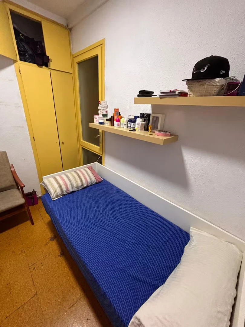 Quarto acessível para estudantes com iluminação ampla em 