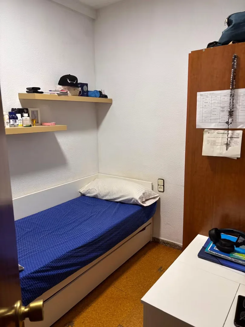 Quarto de estudante económico perto do campus em 