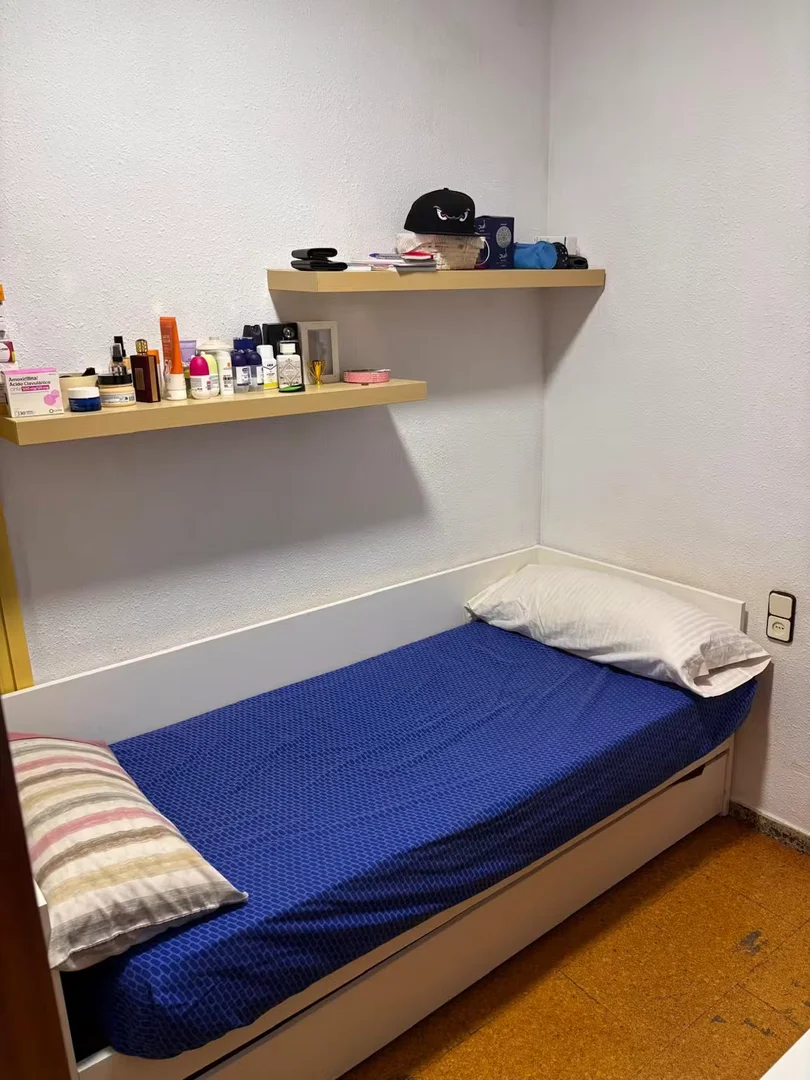 Quarto de estudante económico com localização conveniente em 