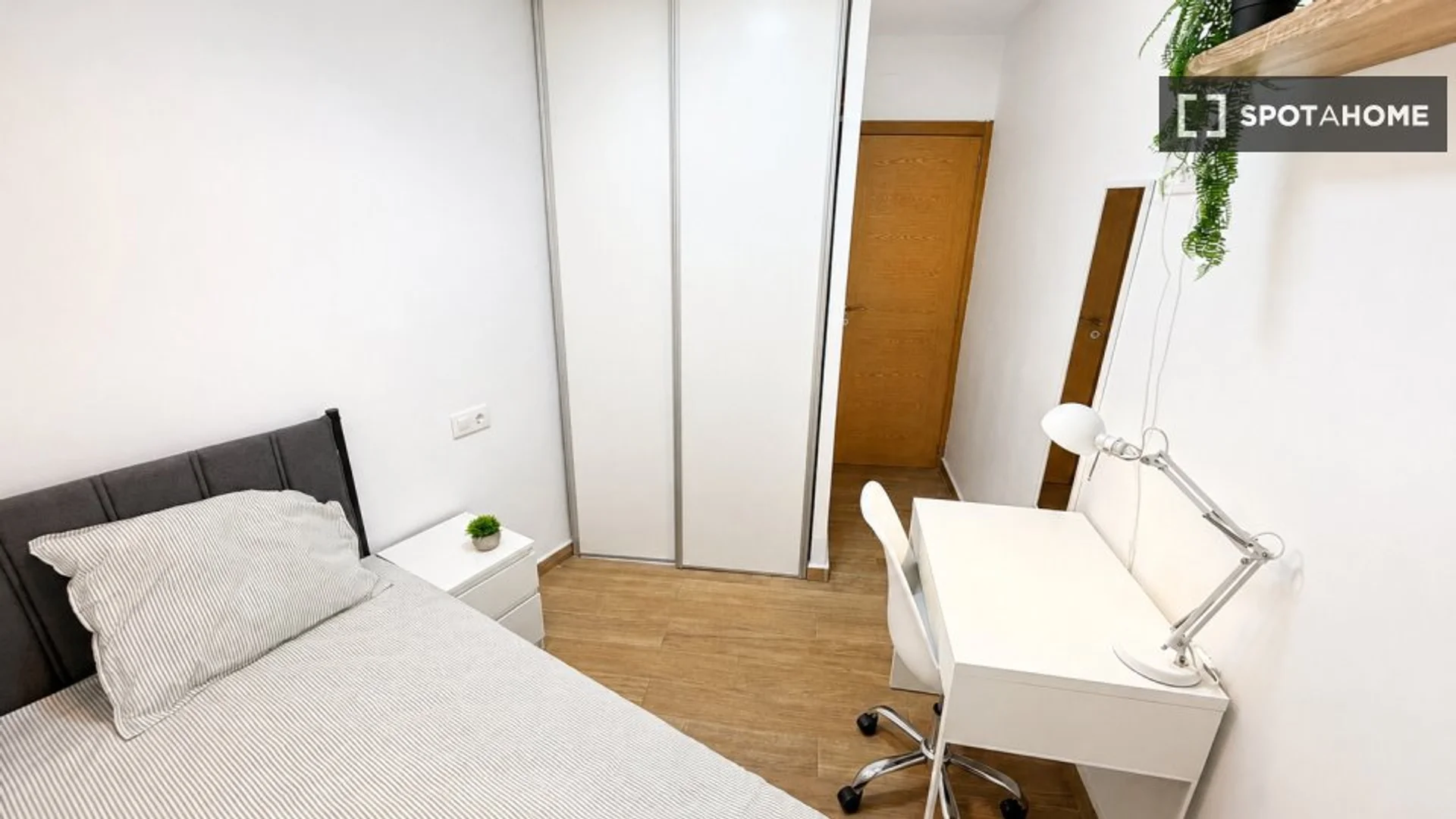 Quarto de estudante económico com localização conveniente em 