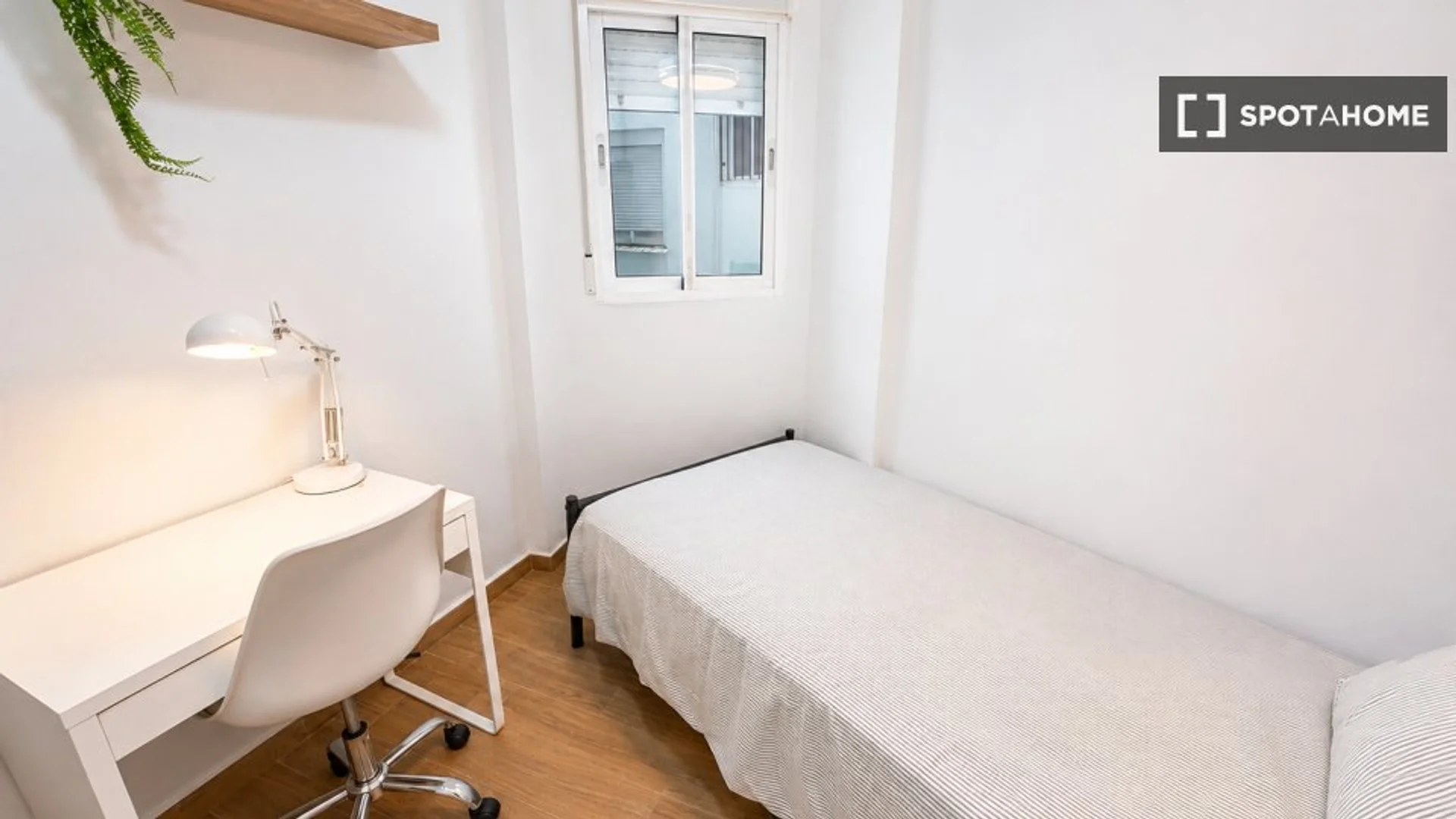 Quarto de estudante económico perto do campus em 