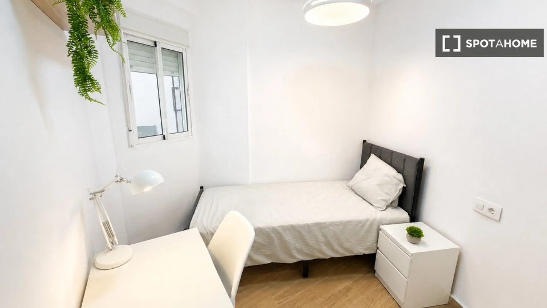 Quarto de estudante em  com área de estudo e instalações partilhadas