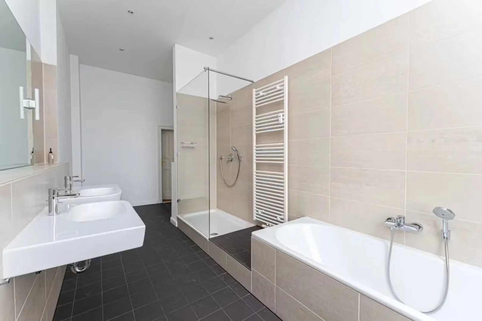 Quarto para alugar em apartamento de estudantes em , totalmente mobilado