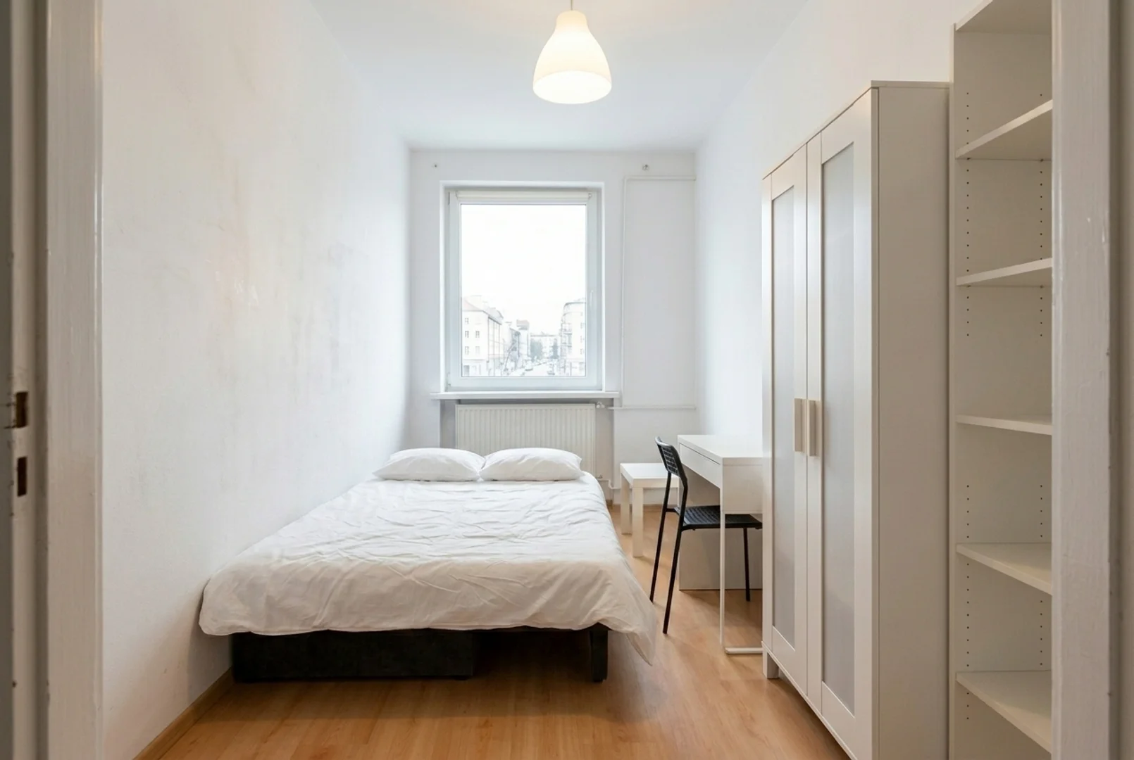 Bezahlbares Zimmer für Studenten mit ausreichender Beleuchtung in