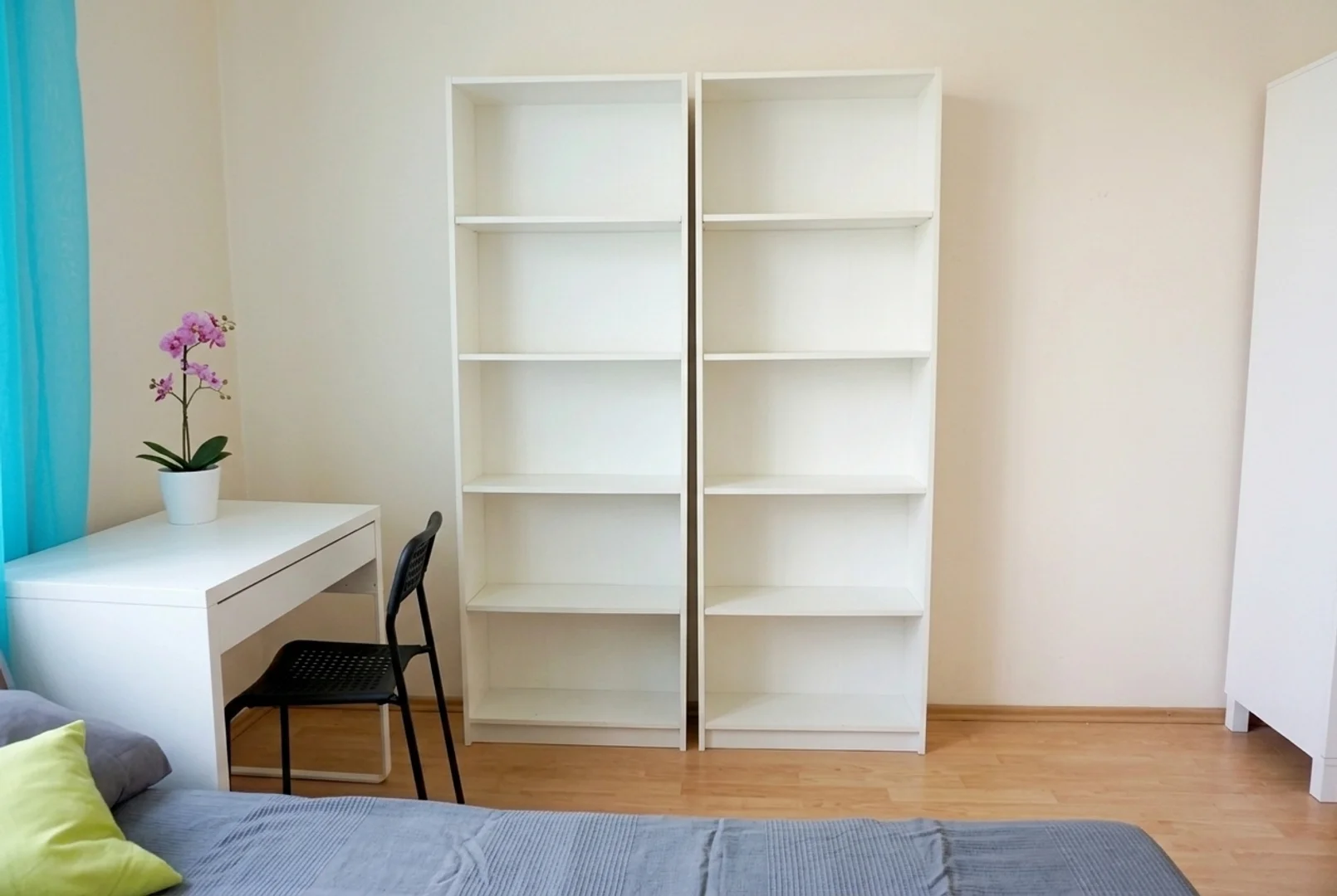 Funktionelles Studentenzimmer perfekt zum Studieren in