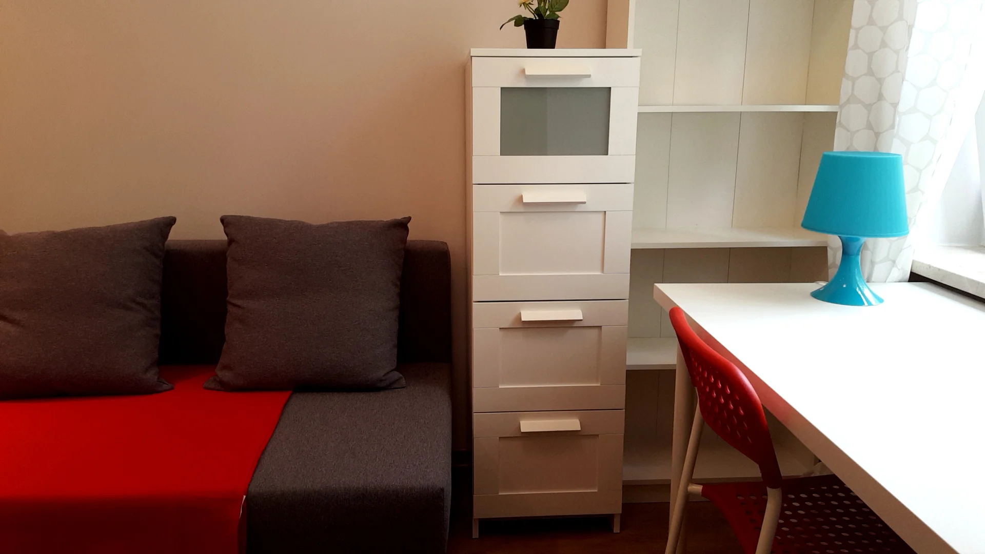 Functional student room perfect for studying in 
