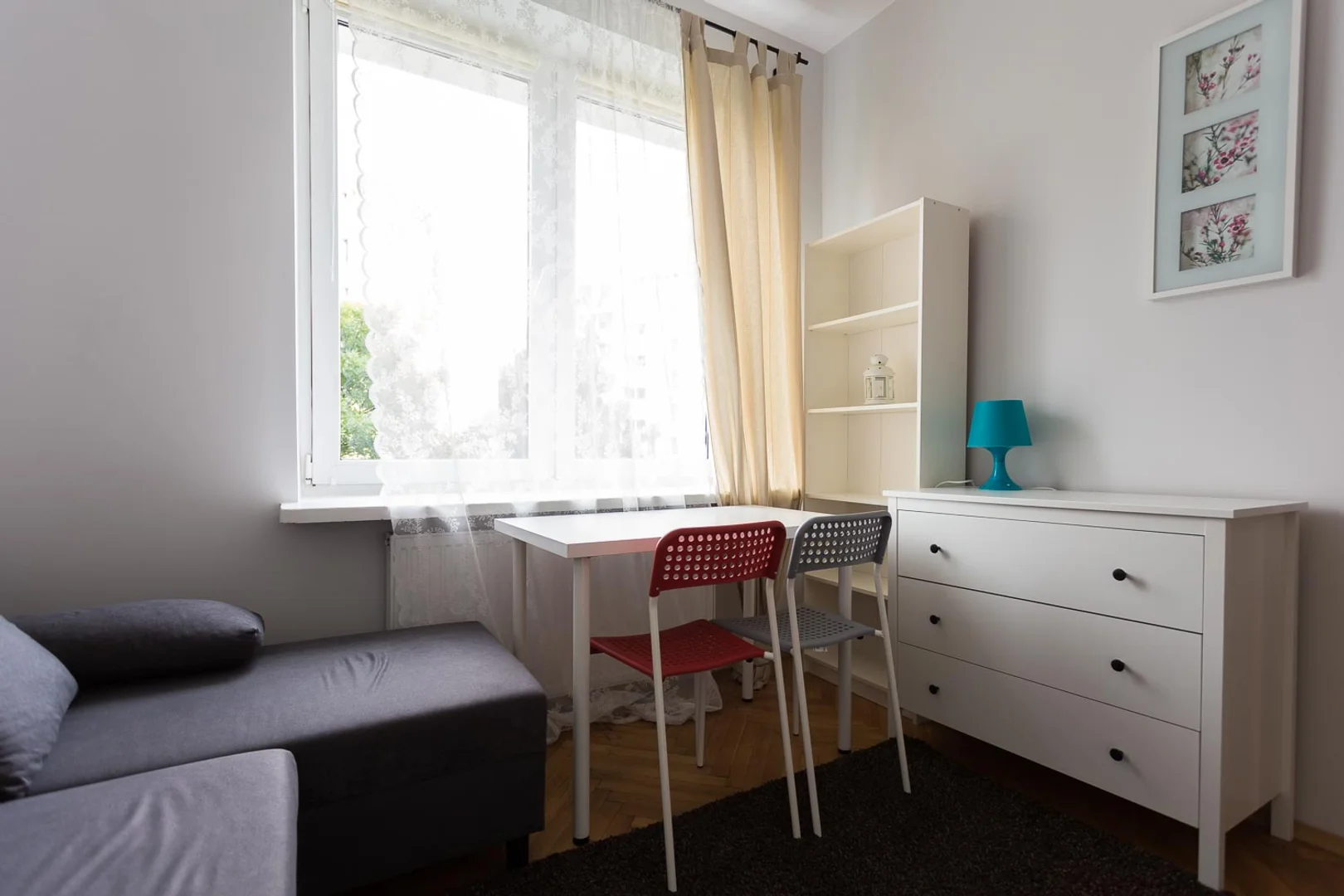 Quarto de estudante confortável e espaçoso em