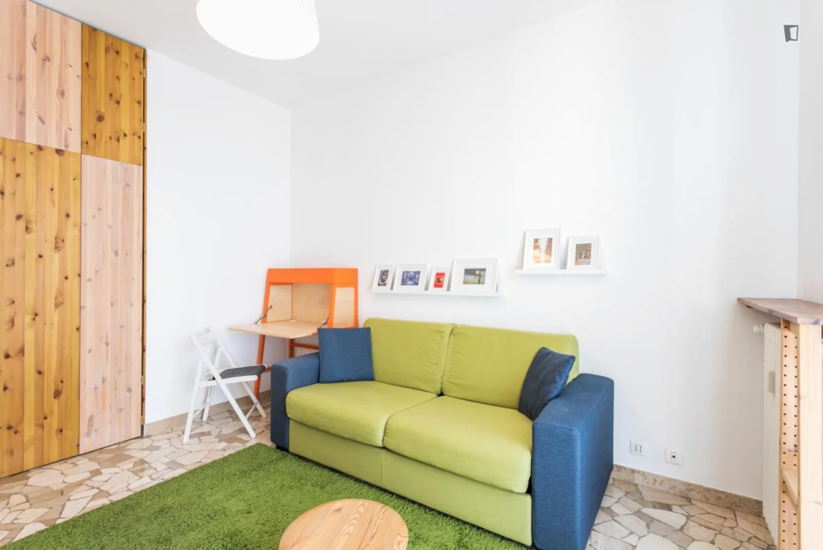 Functional student room perfect for studying in 