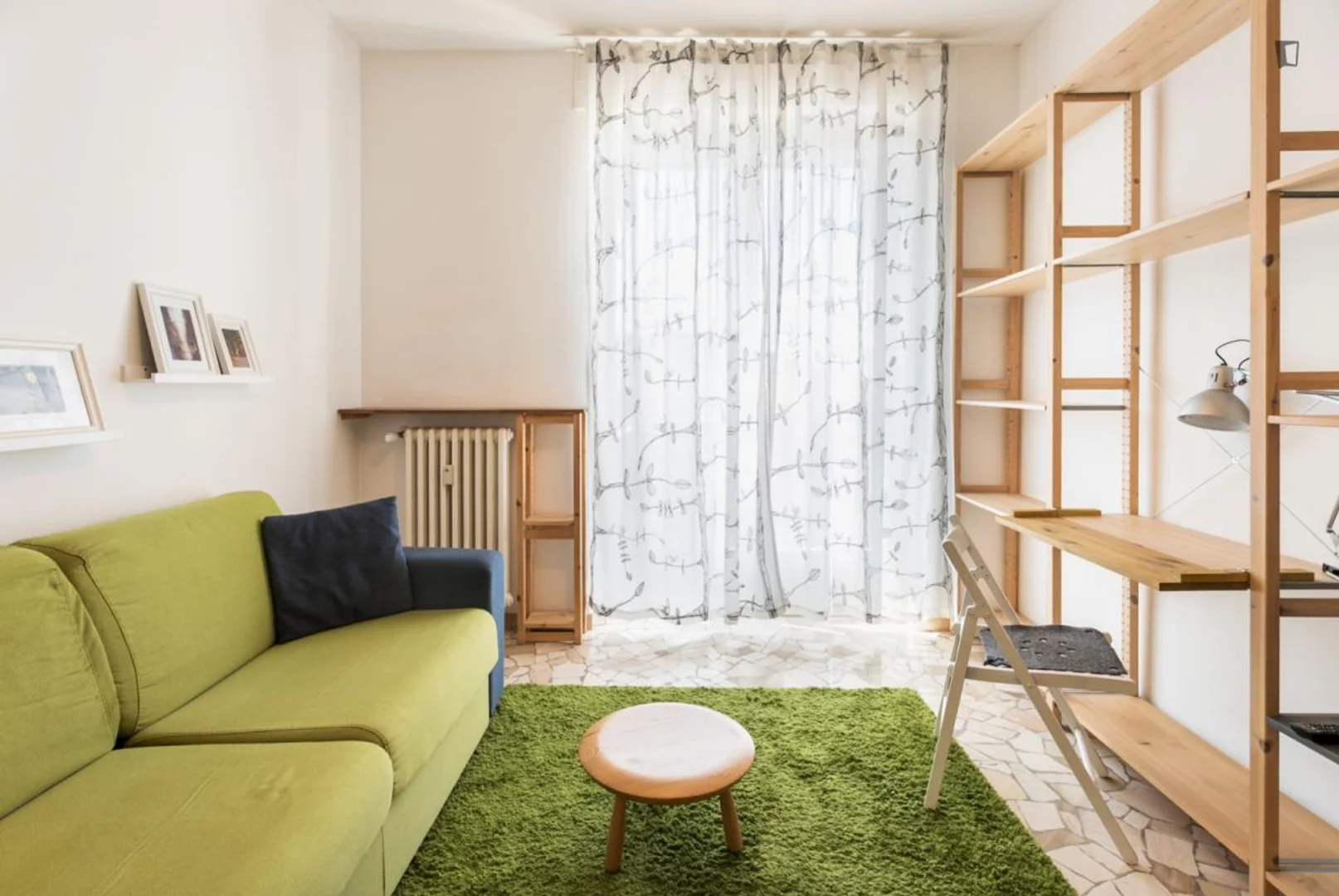 Functional student room perfect for studying in 