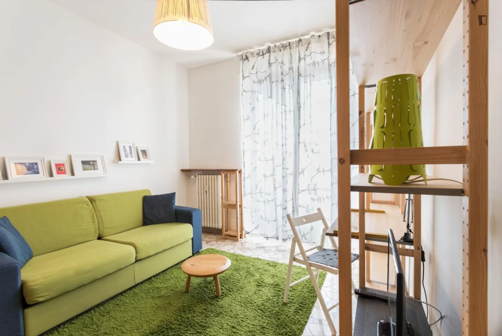 Functional student room perfect for studying in 