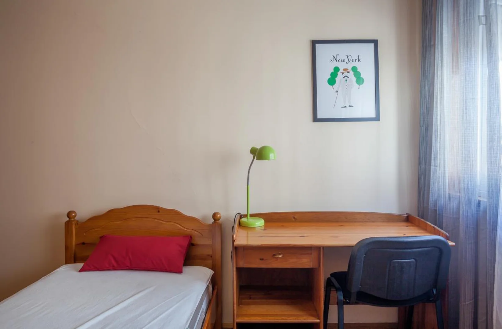 Quarto de estudante económico com localização conveniente em 