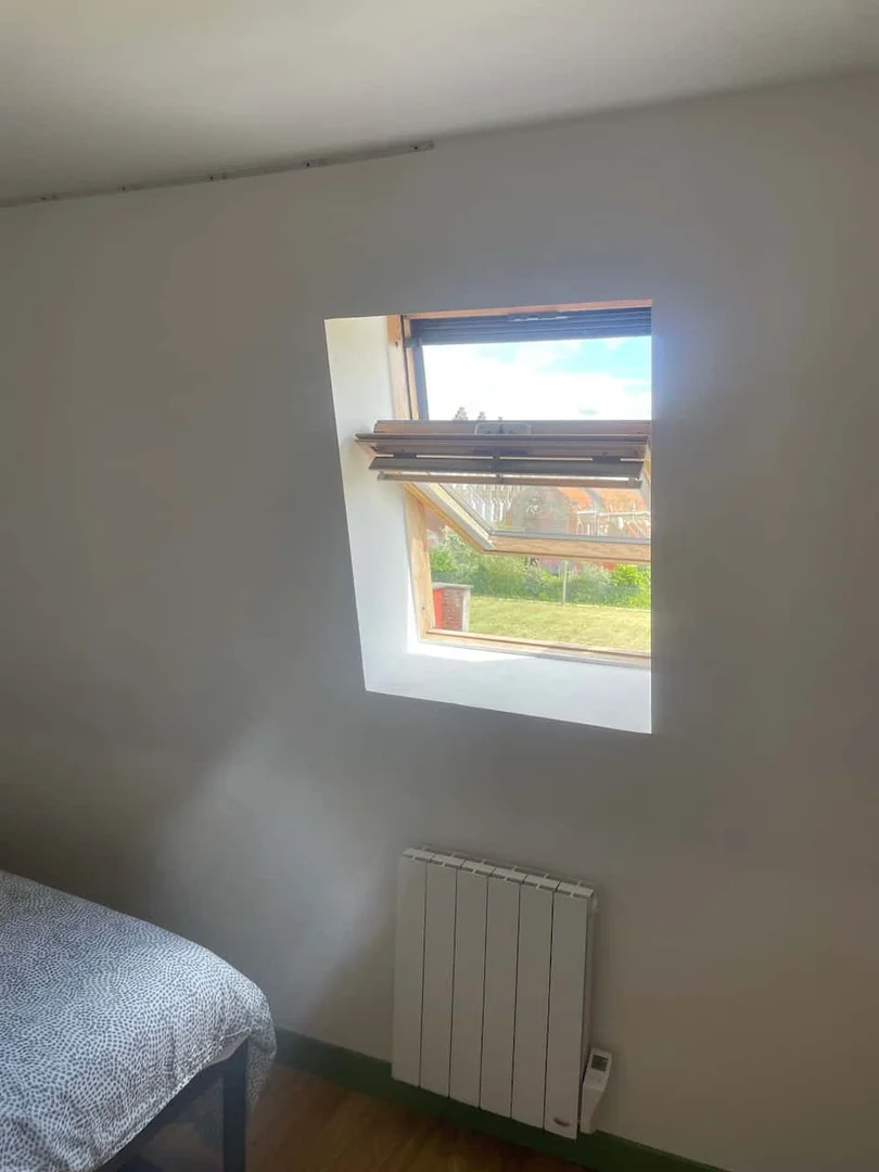 Quarto de estudante luminoso e arejado com acesso fácil à universidade em 
