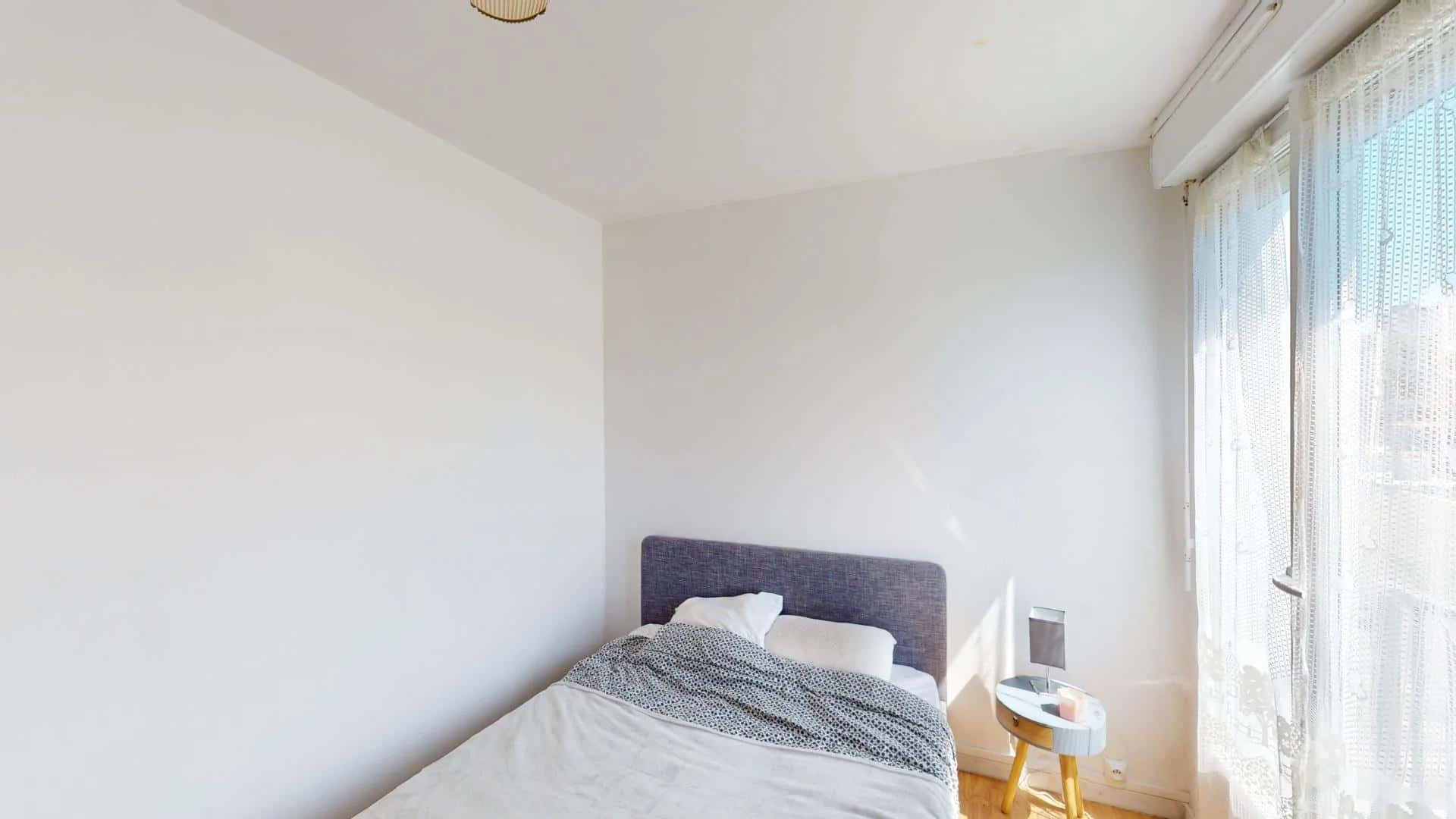 Habitación estudiantil amplia y cómoda en 