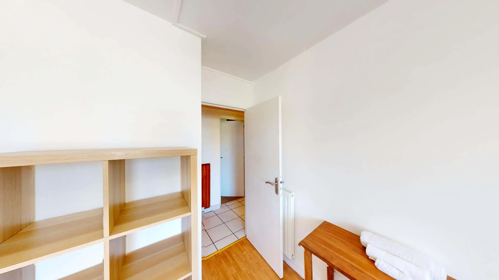 Habitación estudiantil luminosa y aireada con fácil acceso a la universidad en 