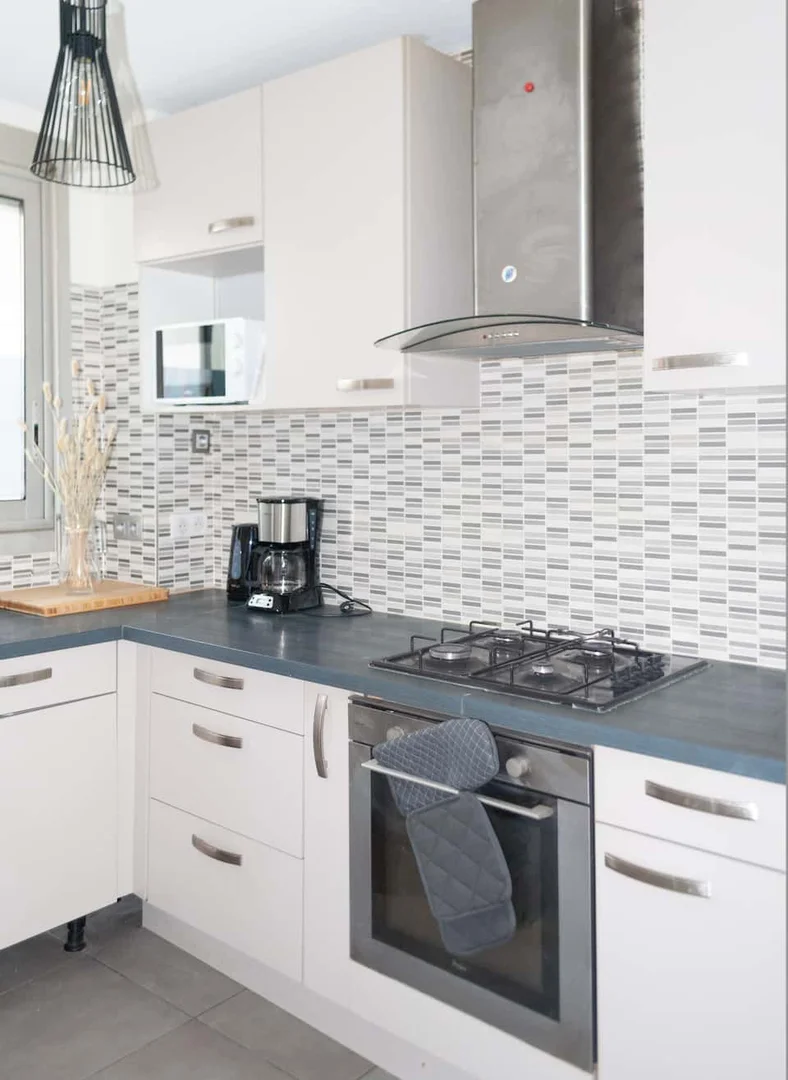 Habitación estudiantil amplia y cómoda en