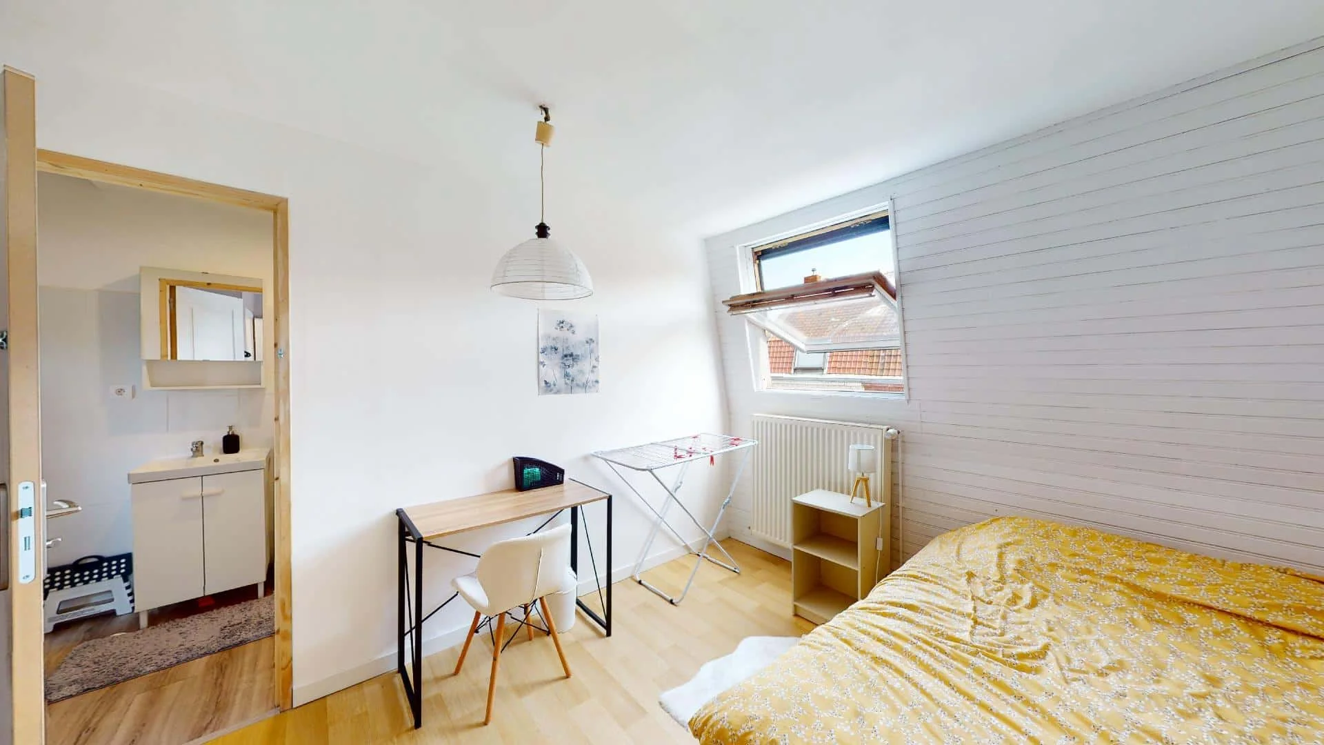 Quarto de estudante em  com área de estudo e instalações partilhadas