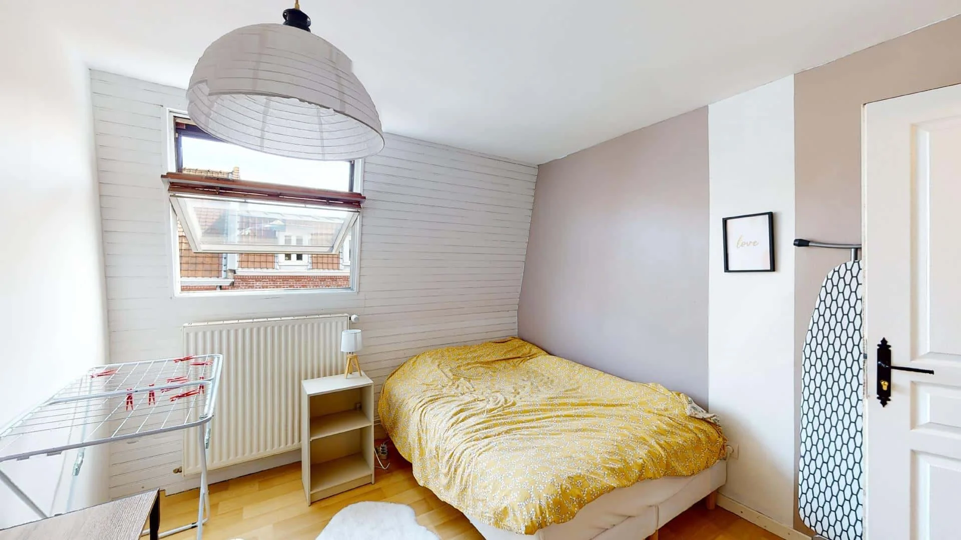 Quarto acessível para estudantes com iluminação ampla em 