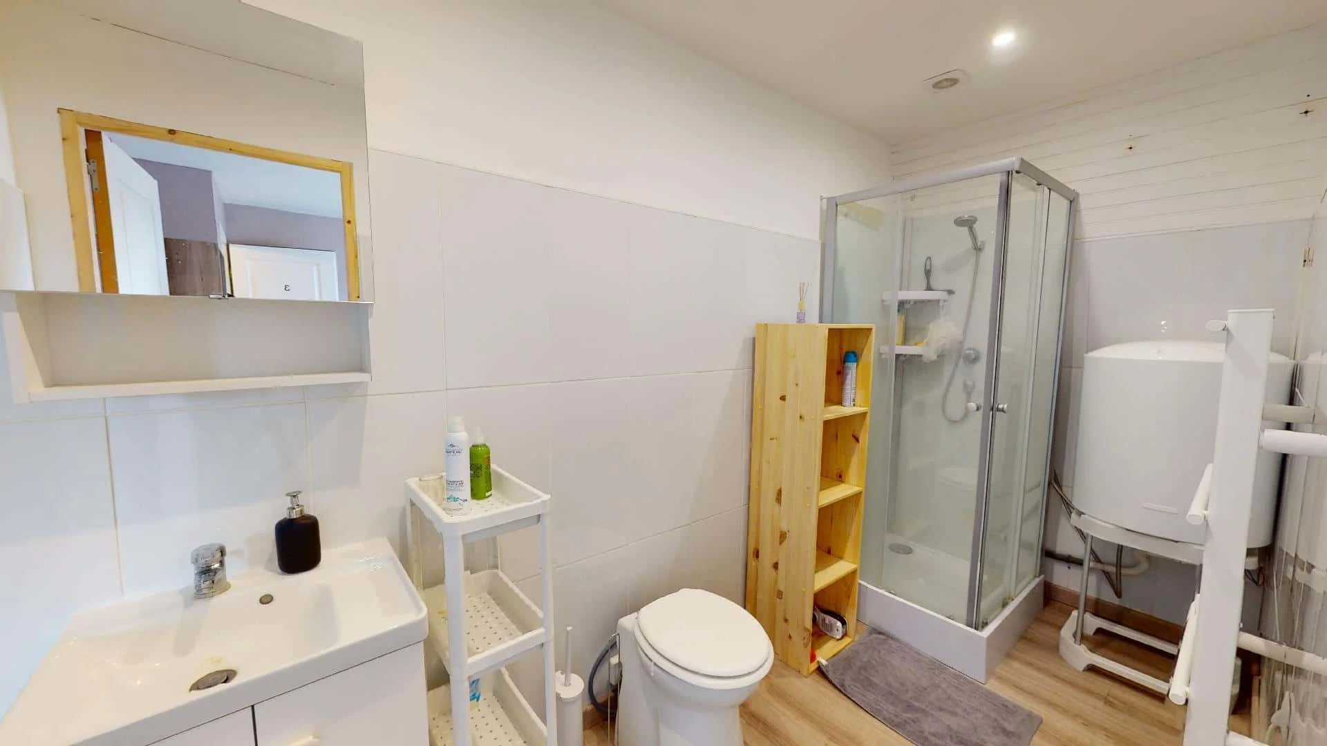 Quarto de estudante em  com área de estudo e instalações partilhadas