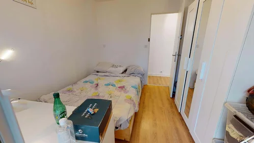 Private room at 13 Pass. des Alouettes, 69008 Lyon, France, image 2 of 19