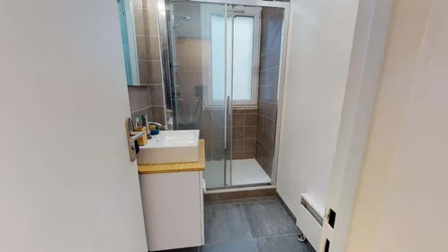 Private room at 13 Pass. des Alouettes, 69008 Lyon, France, image 13 of 19