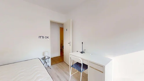Özel oda konumu 20 Sq. du Haut Blosne, 35200 Rennes, France, 2 20 görüntüsü