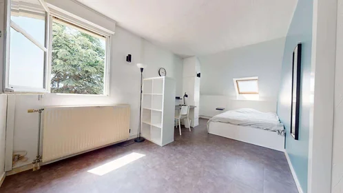 Quarto privado em 5 Mail René Clair, 91080 Évry-Courcouronnes, France, imagem 2 de 17