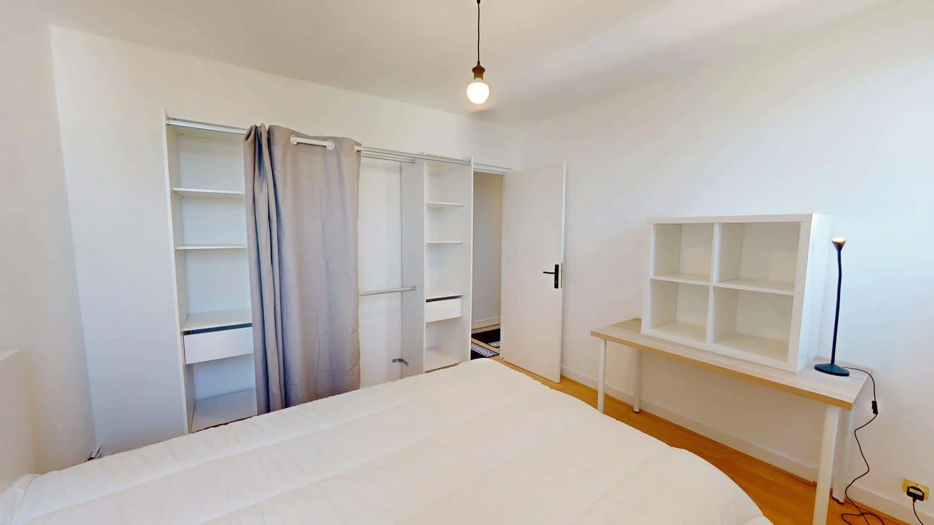 Studentenzimmer in  mit Arbeitsbereich und Gemeinschaftseinrichtungen