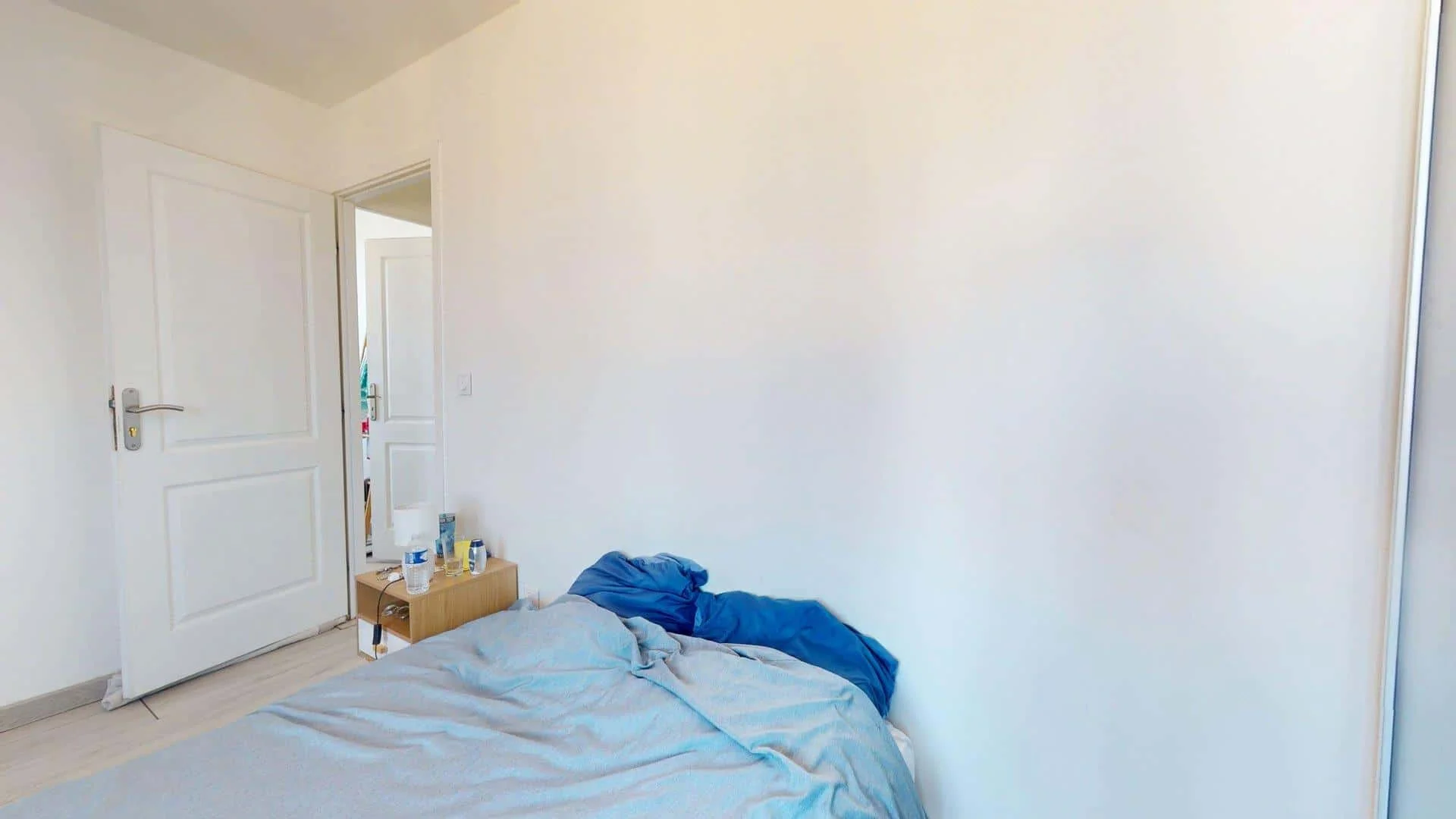 Quarto de estudante confortável e espaçoso em 
