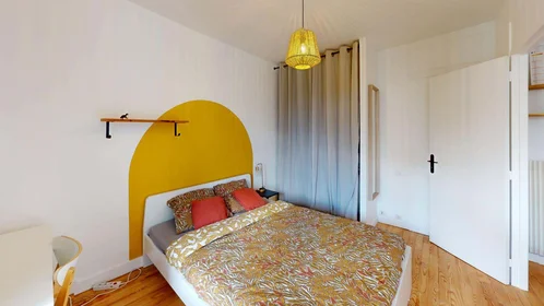 Quarto privado em 140 Rue Sully, 63100 Clermont-Ferrand, France, imagem 2 de 12