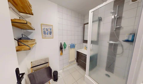 Quarto privado em 140 Rue Sully, 63100 Clermont-Ferrand, France, imagem 10 de 12