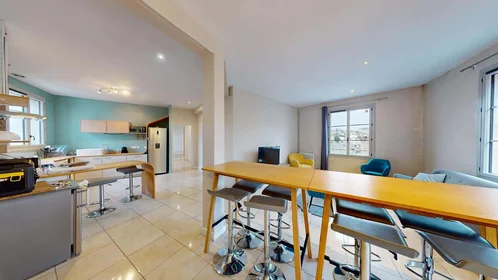 Habitación privada en 9 Rue de l'Intendant le Nain, 86000 Poitiers, France, imagen 7 de 14