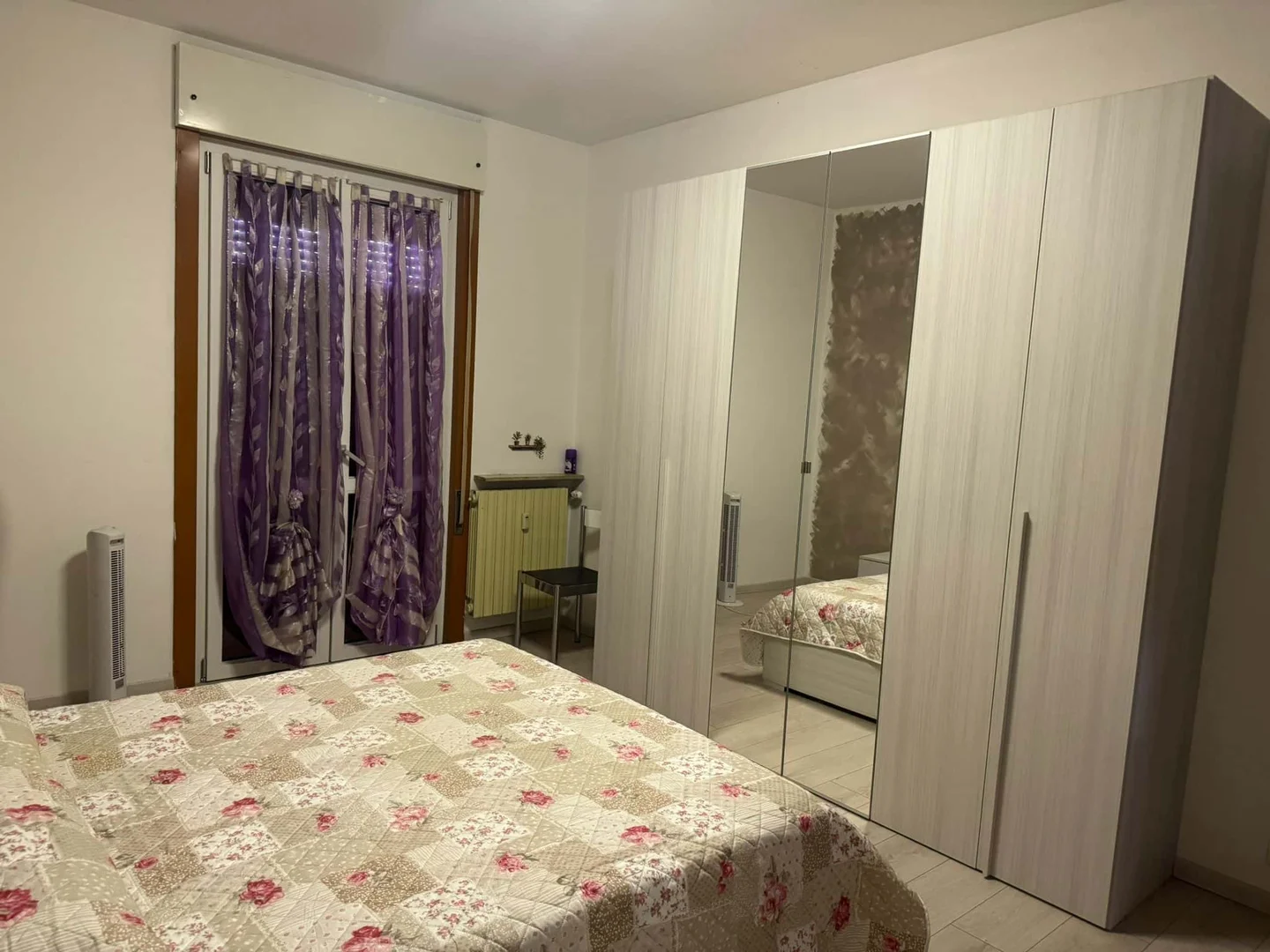 Chambre d'étudiant lumineuse et aérée avec accès facile à l'université dans 