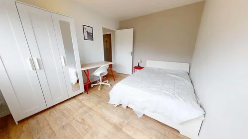 Habitación privada en 7 Rue de la Chapelle, 69009 Lyon, France, imagen 2 de 18